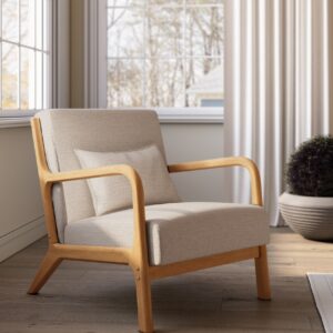 Butaca Ume con tapizado nácar y acabado madera clara