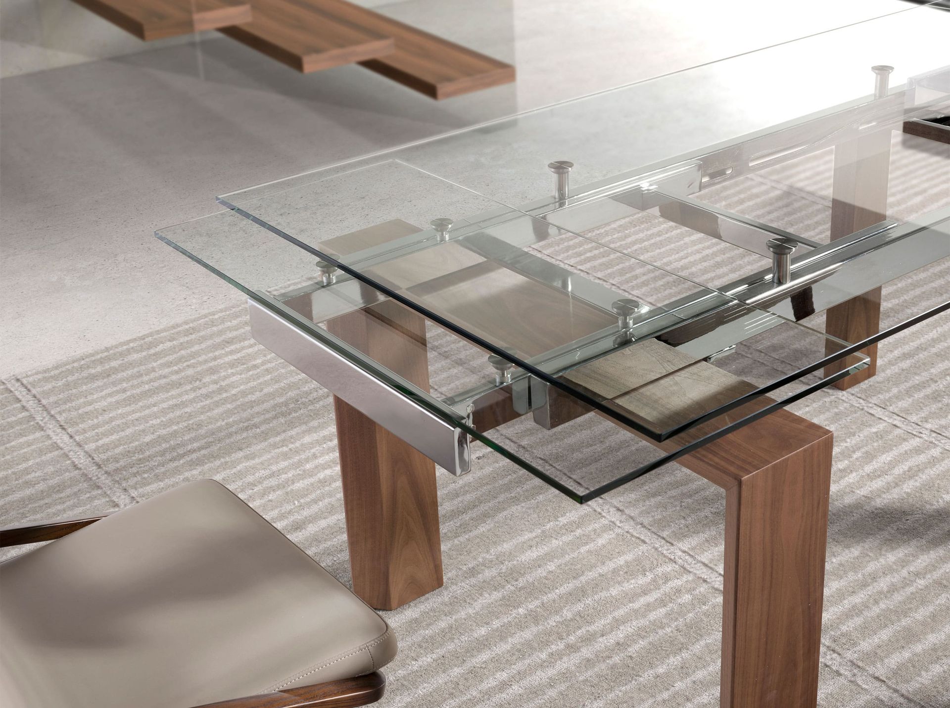 Mesa comedor extensible rectangular cristal templado y nogal - Imagen 7