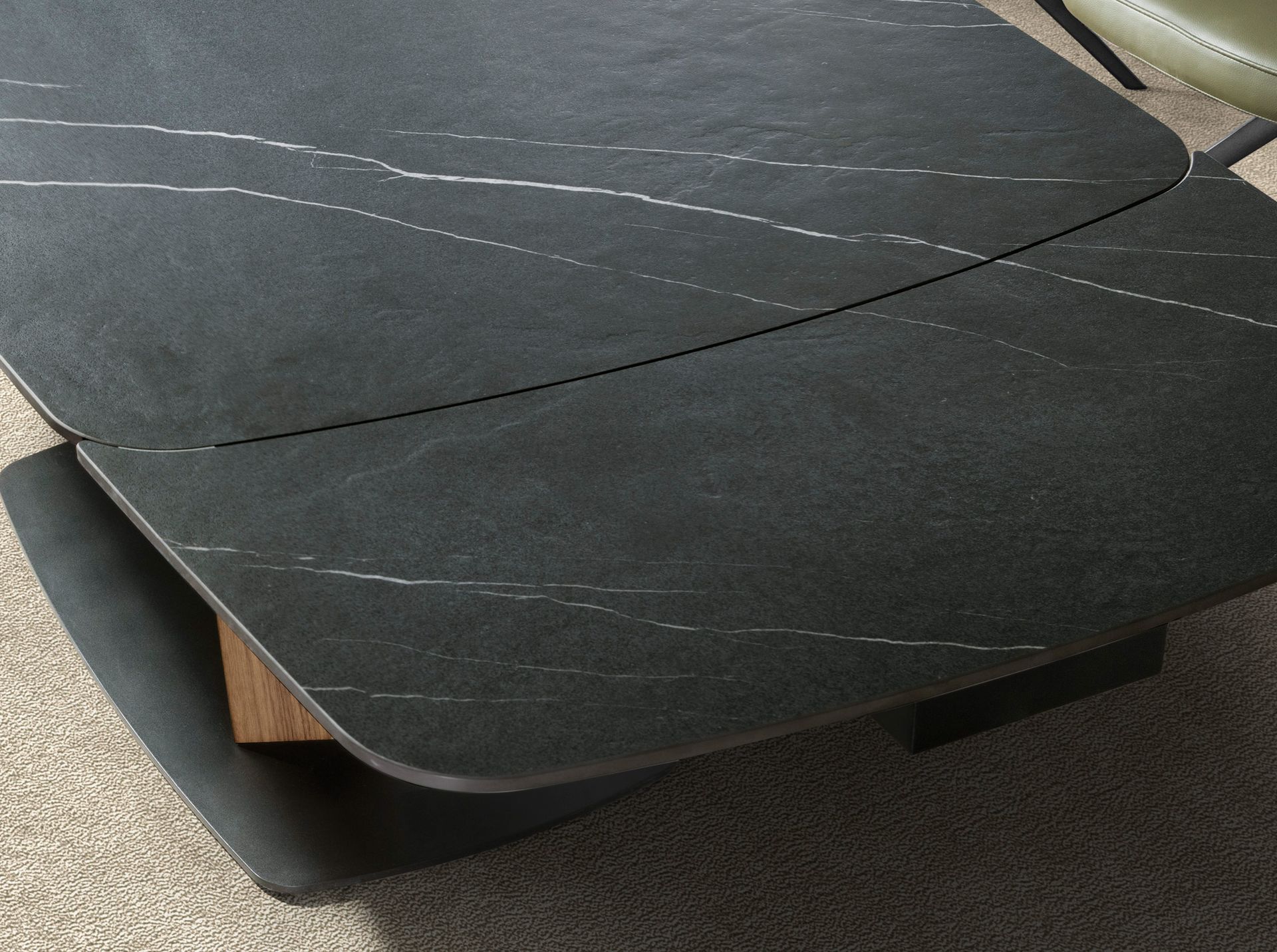 Mesa comedor extensible ovalada barril mármol porcelánico y nogal - Imagen 6