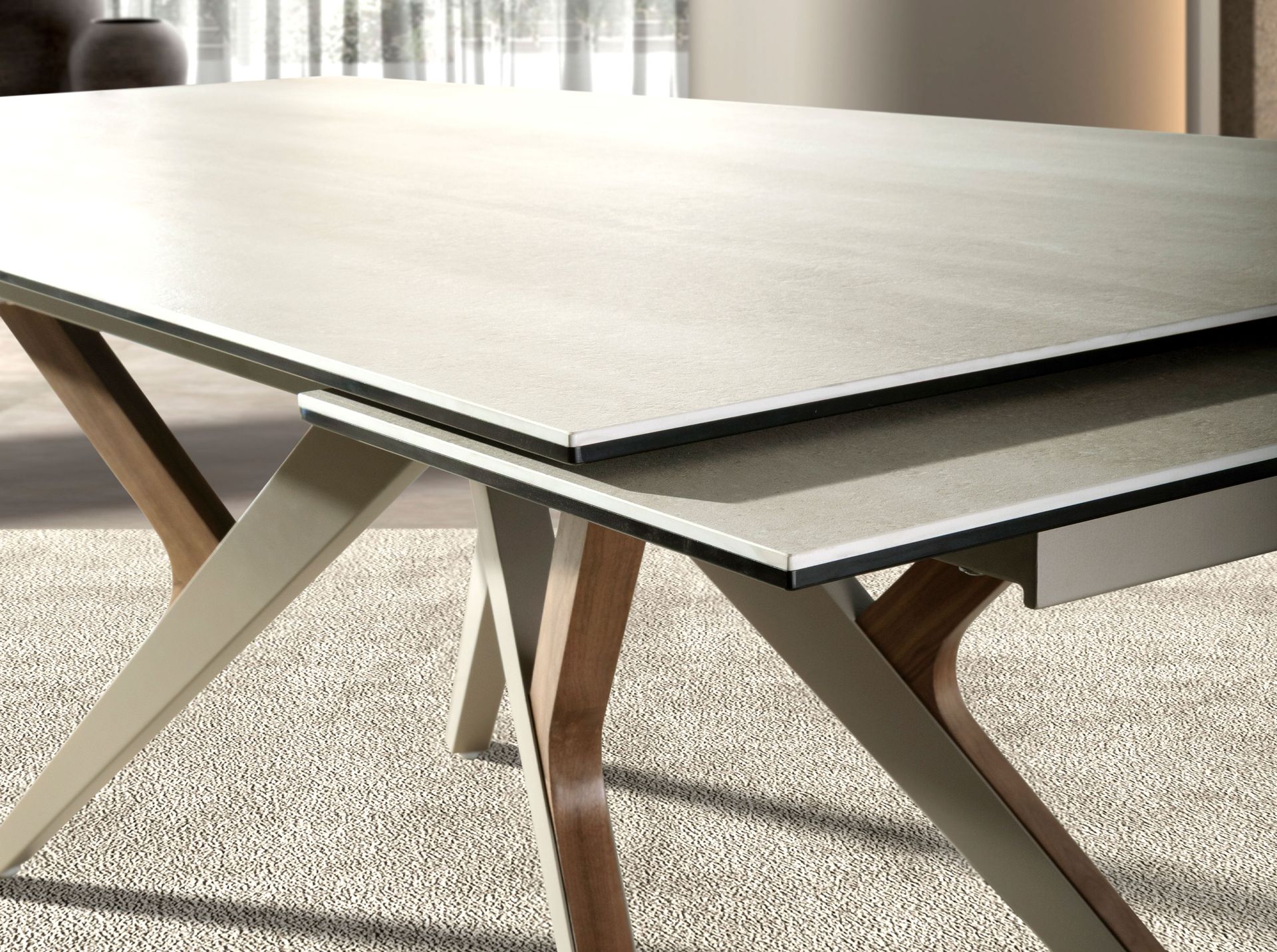 Mesa comedor extensible rectangular mármol porcelánico, acero arena metalizado y nogal - Imagen 5