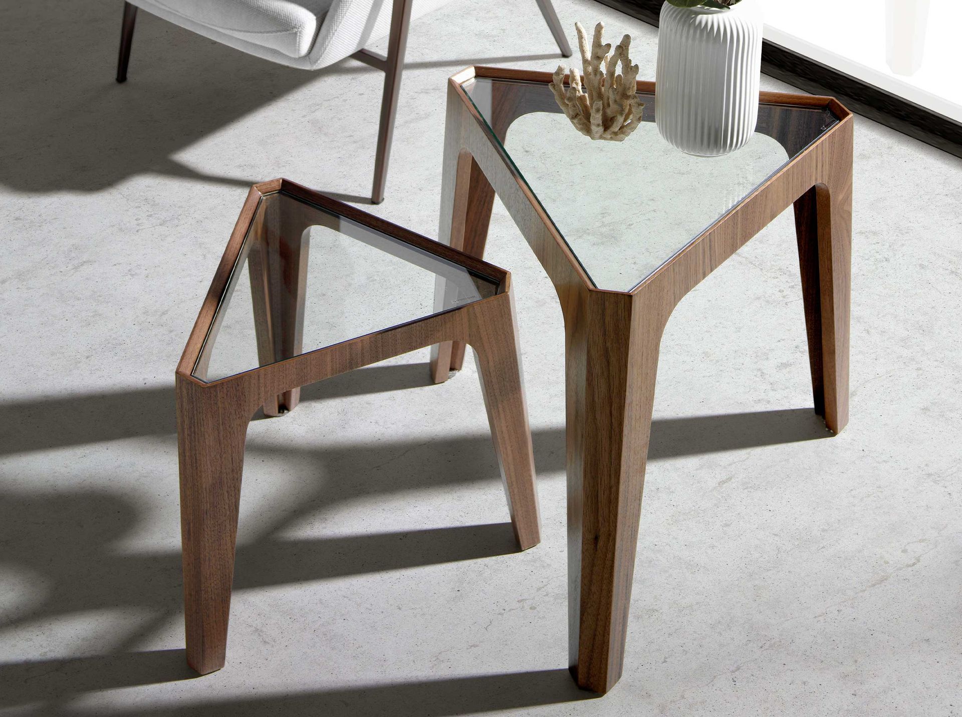 Mesa rincón triangular cristal templado y nogal - Imagen 3