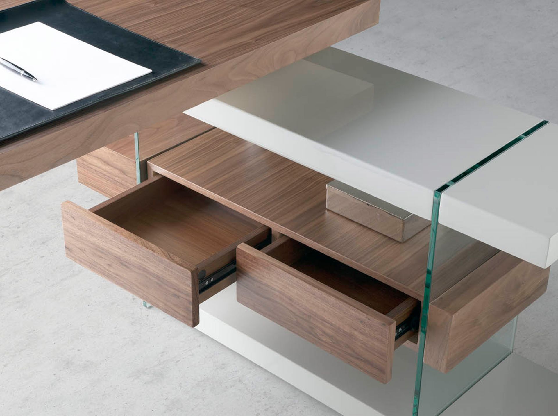 Escritorio madera gris y cristal templado con tapa de nogal - Imagen 7