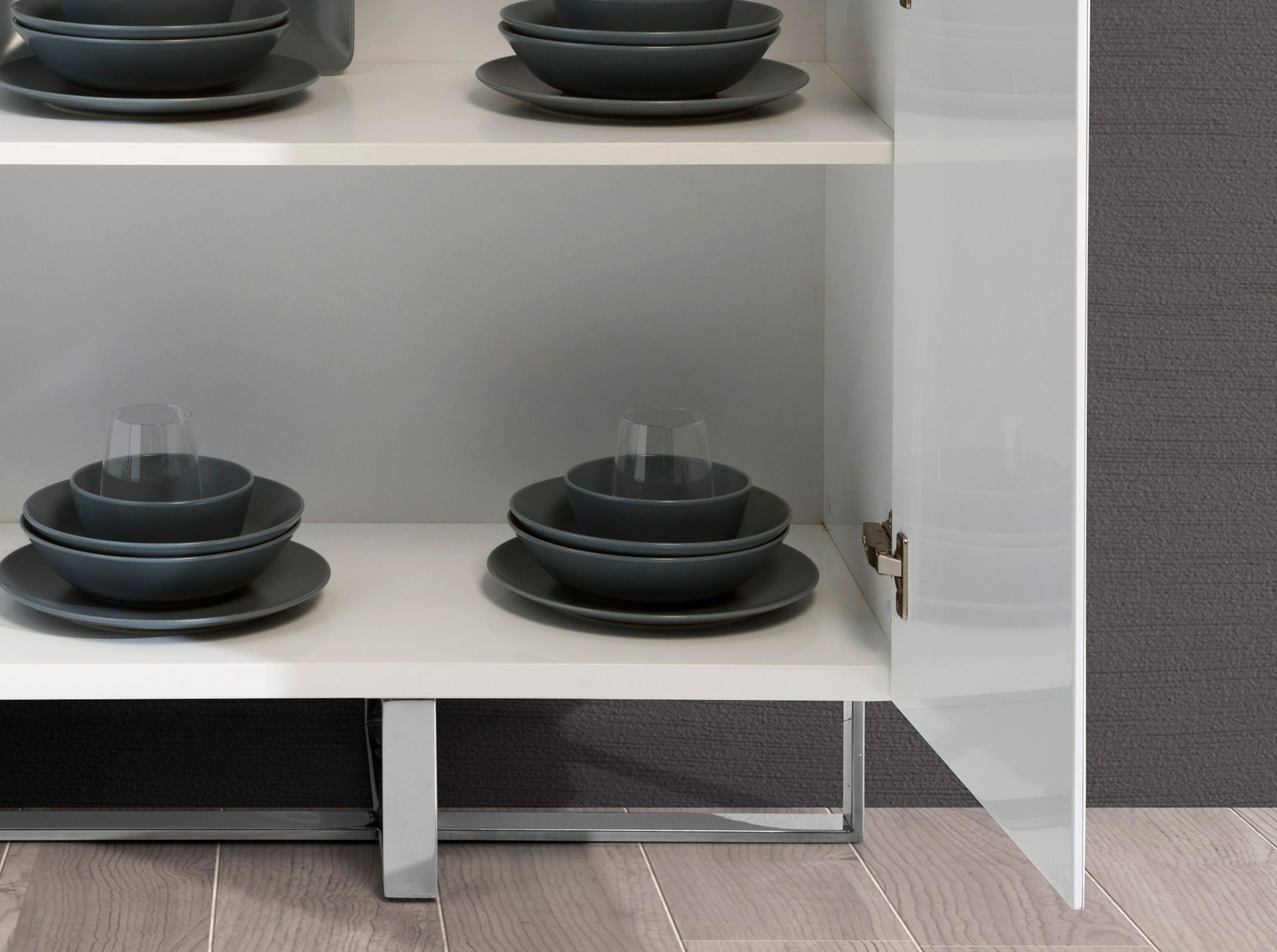 Aparador alto madera blanco y acero cromado - Imagen 5