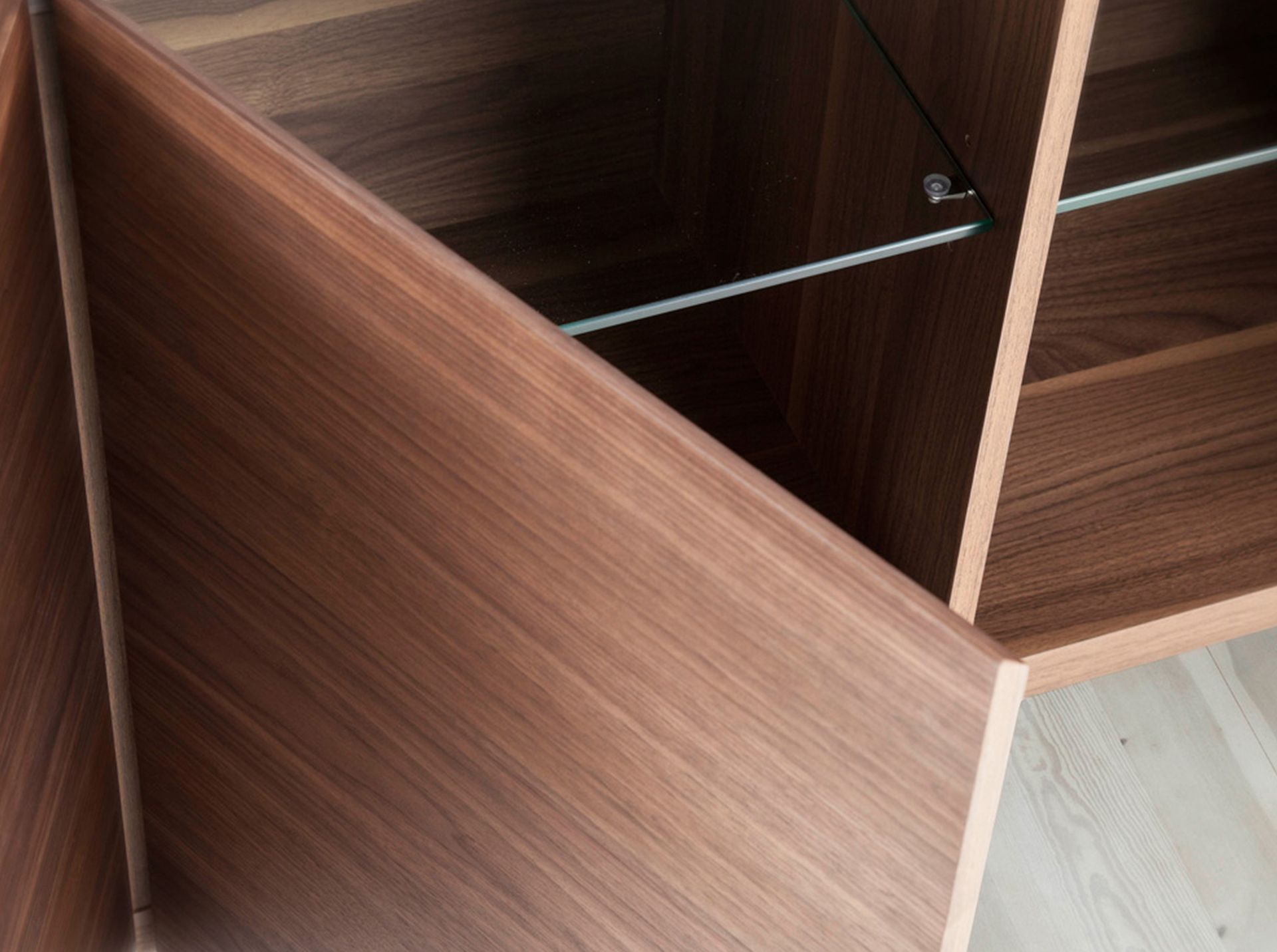 Aparador nogal con tapa de cristal imitación mármol - Imagen 7