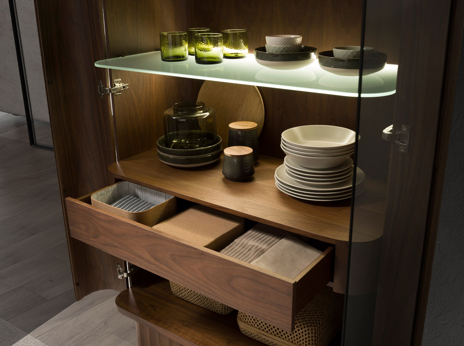 Aparador alto cristal templado, nogal con iluminación interior - Imagen 7