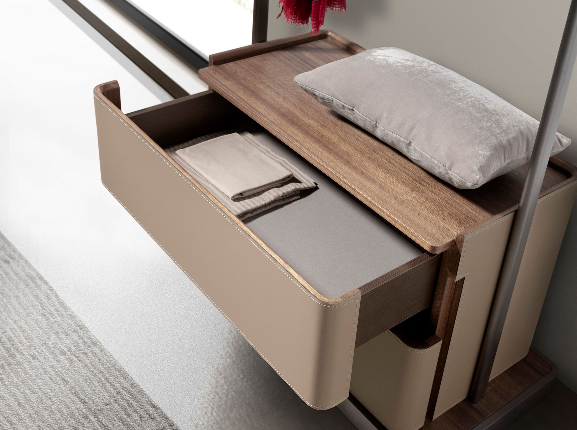 Perchero polipiel visón, nogal y acero inoxidable - Imagen 7