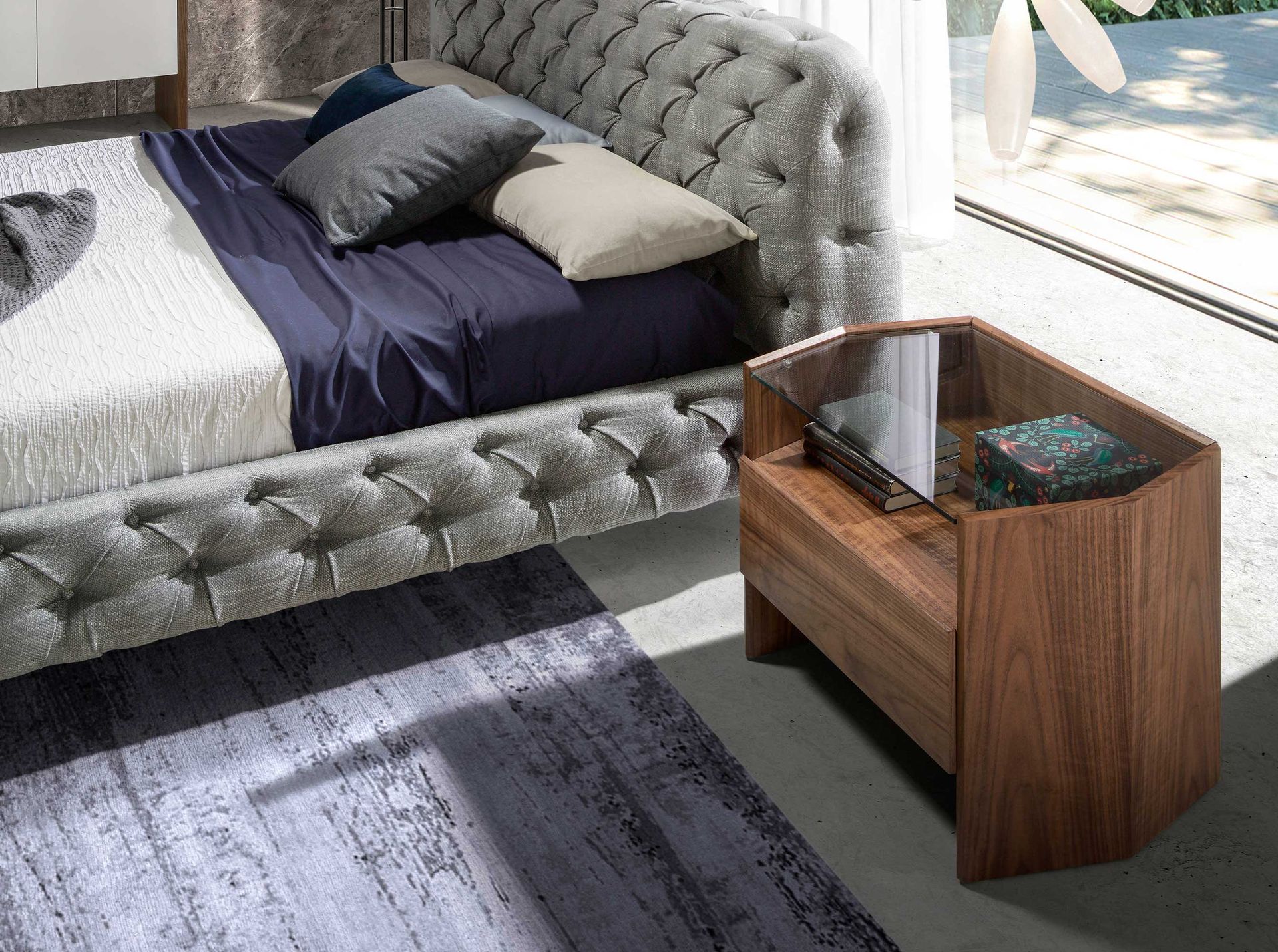 Mesita de noche nogal con tapa de cristal templado - Imagen 3