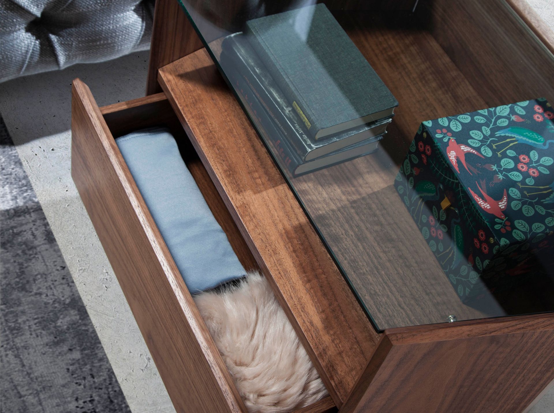 Mesita de noche nogal con tapa de cristal templado - Imagen 7