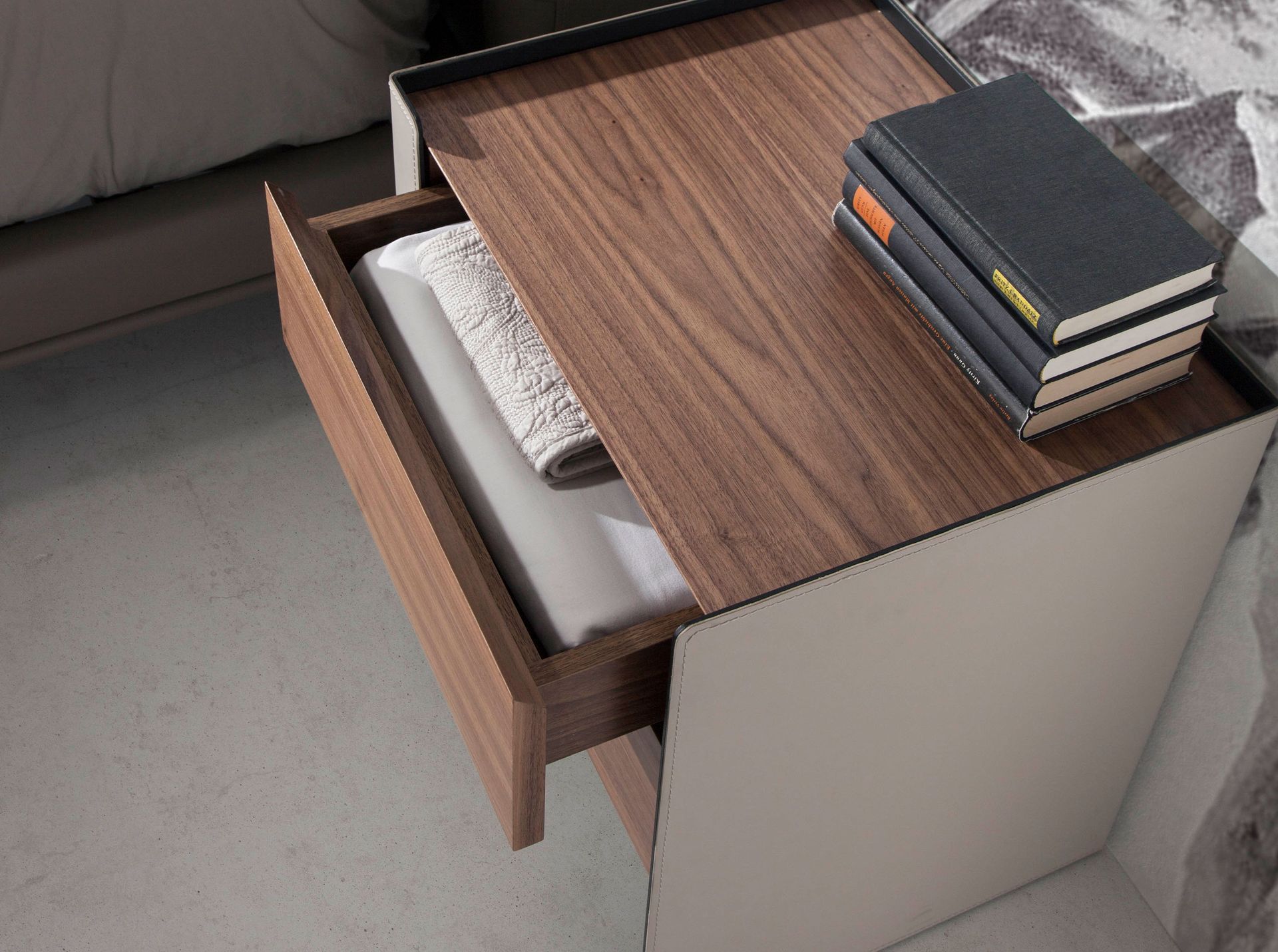 Mesita de noche polipiel, nogal y acero negro - Imagen 7