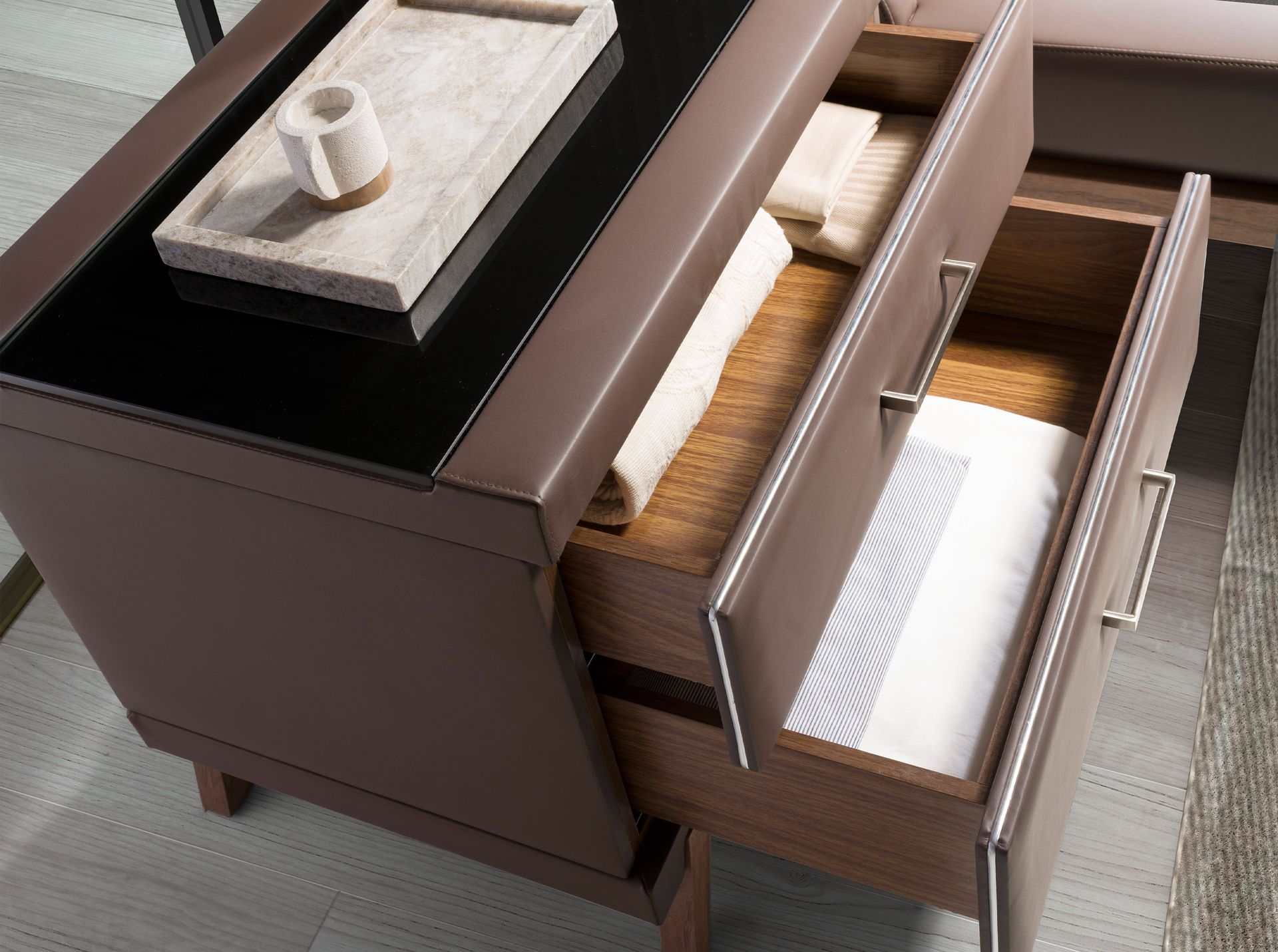 Mesita de noche polipiel y nogal con tapa de cristal negro - Imagen 7