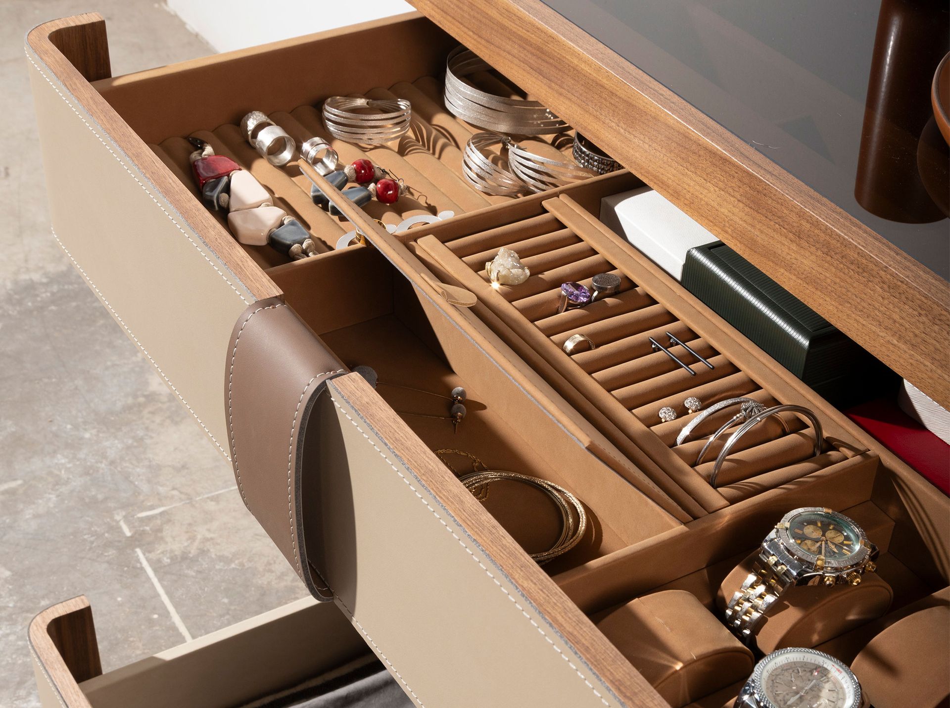 Cómoda polipiel, nogal, base acero pulido y tapa de cristal fumé marrón - Imagen 7