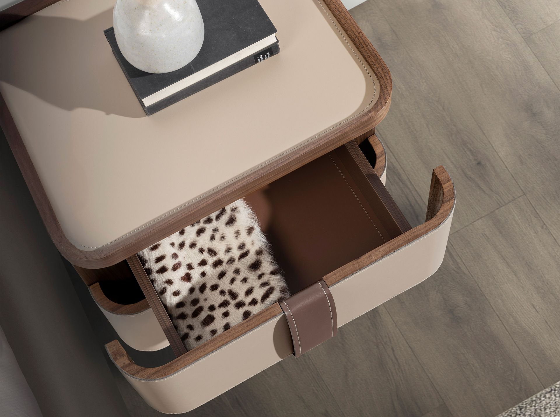 Mesita de noche polipiel, nogal y base acero pulido - Imagen 7