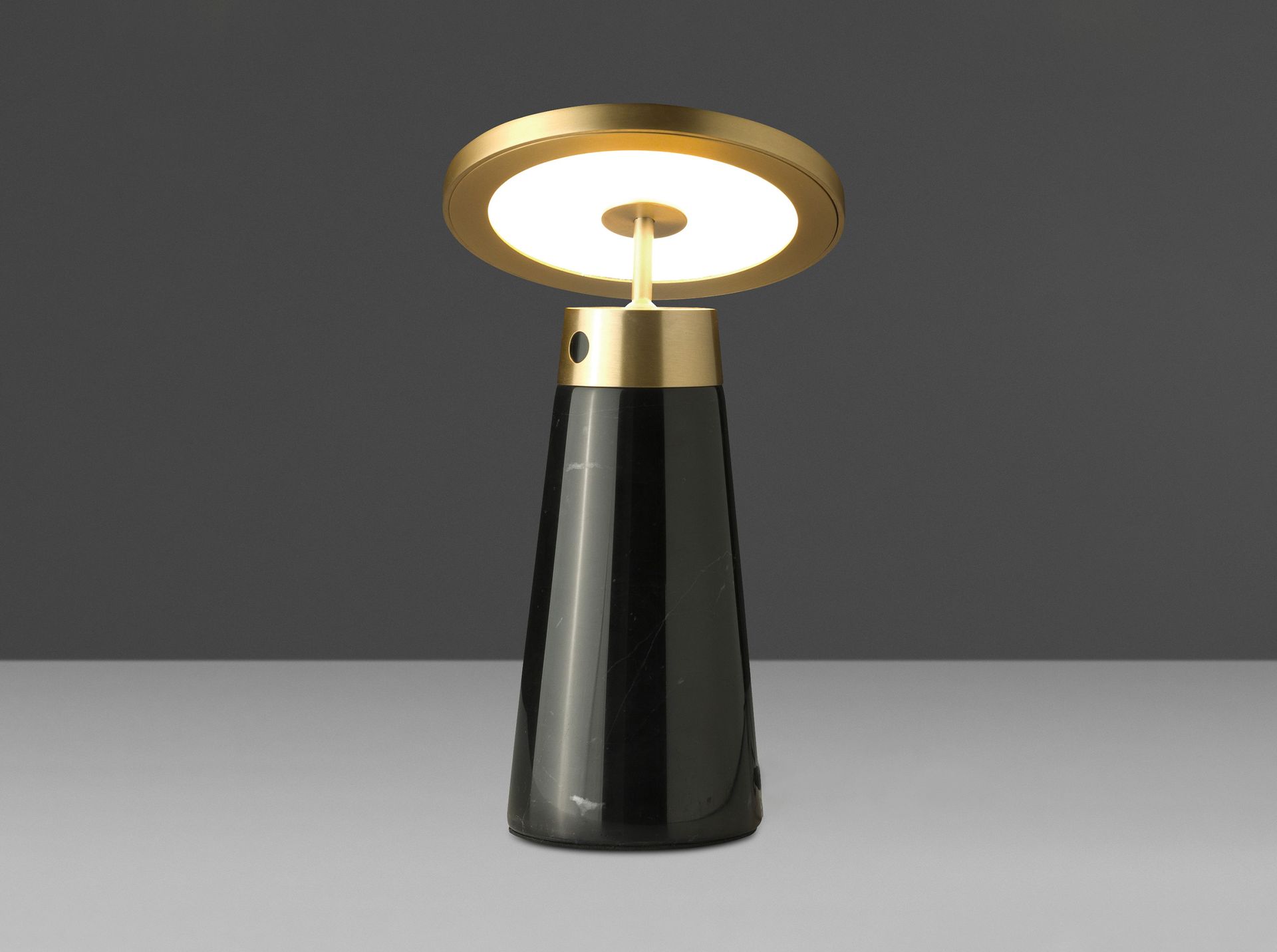 Lámpara de sobremesa mármol negro y acero dorado - Imagen 6