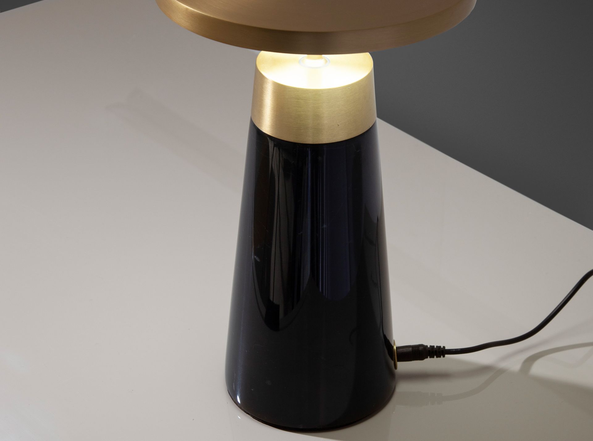 Lámpara de sobremesa mármol negro y acero dorado - Imagen 7