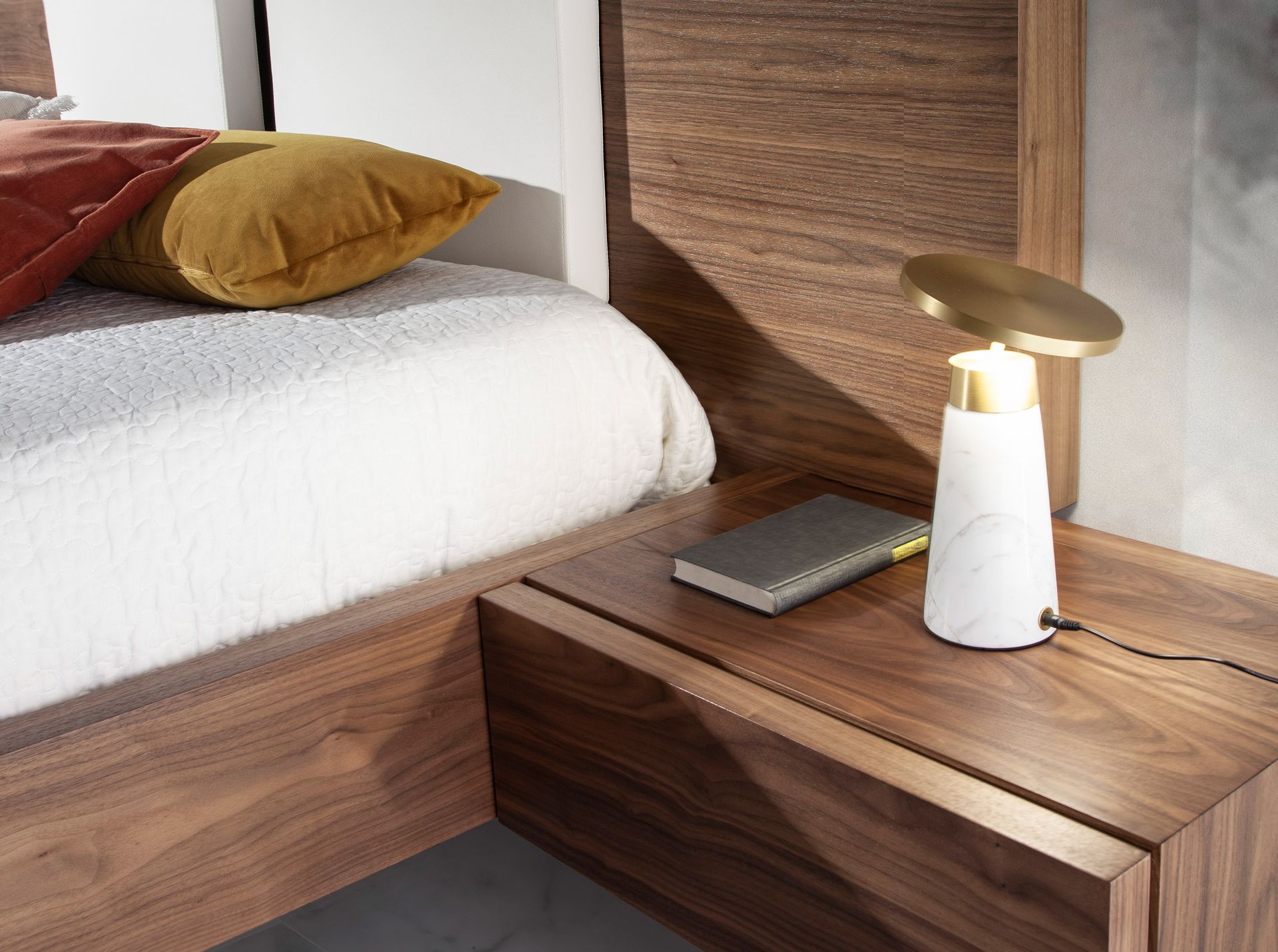 Lámpara de sobremesa mármol blanco y acero dorado - Imagen 3