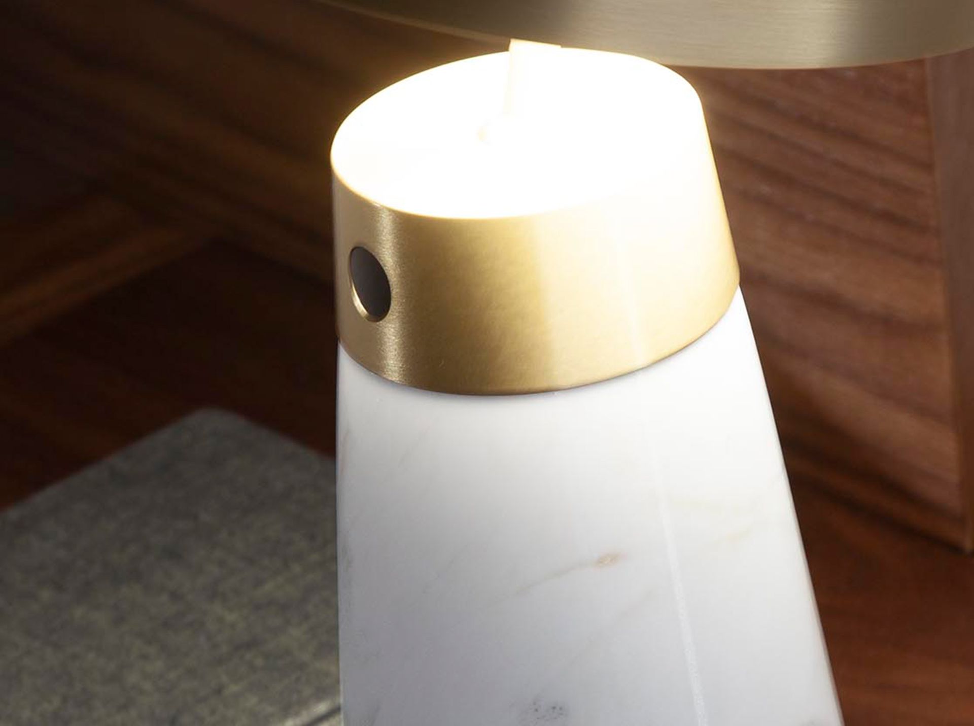 Lámpara de sobremesa mármol blanco y acero dorado - Imagen 7