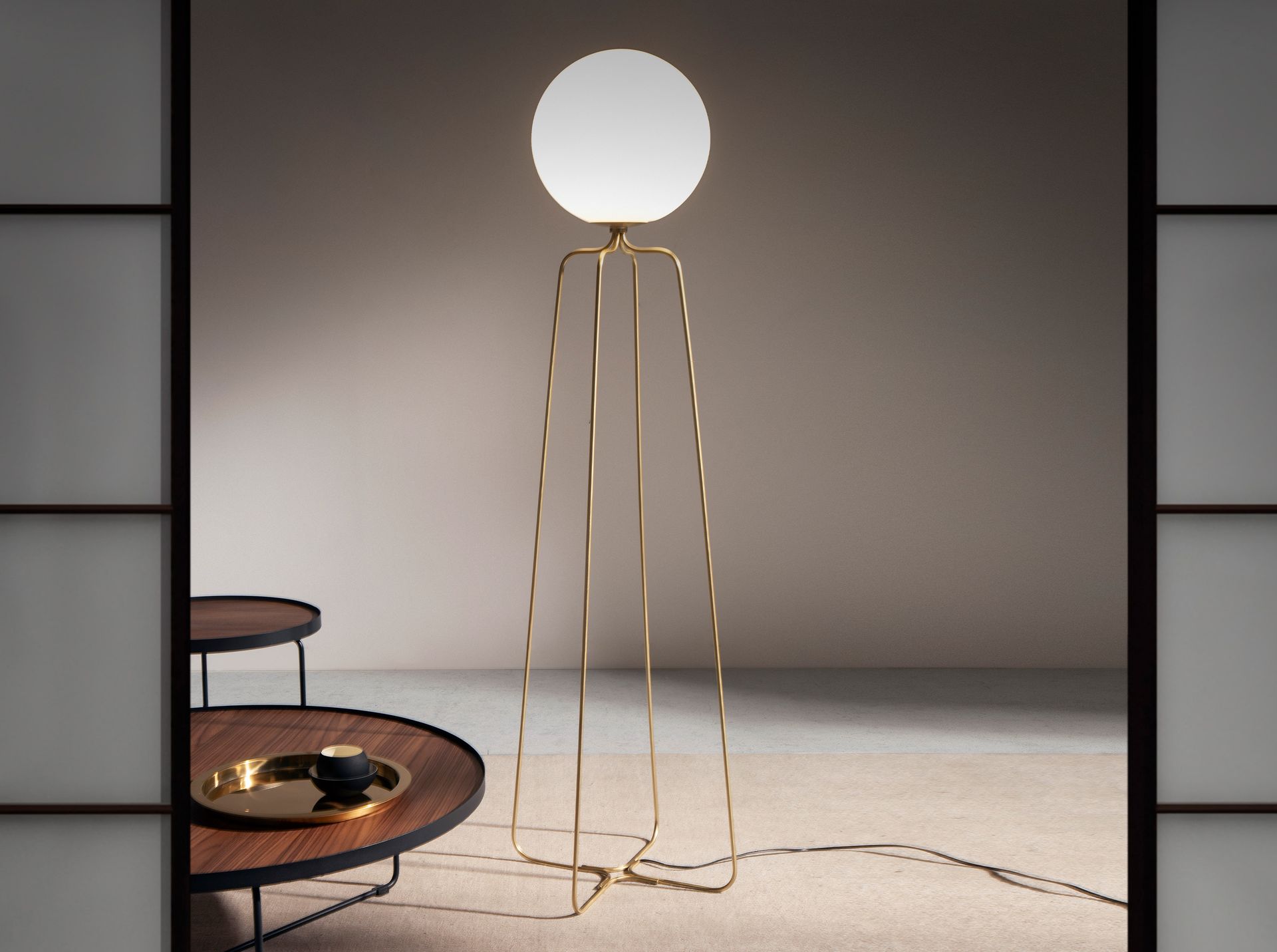 Lámpara de pie acero dorado y cristal blanco - Imagen 3