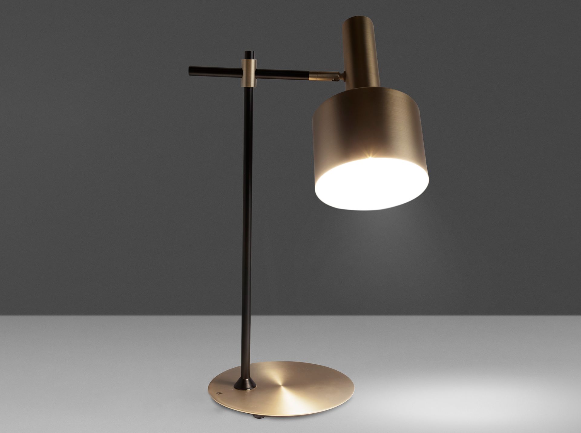 Lámpara de sobremesa aluminio dorado y acero negro - Imagen 6