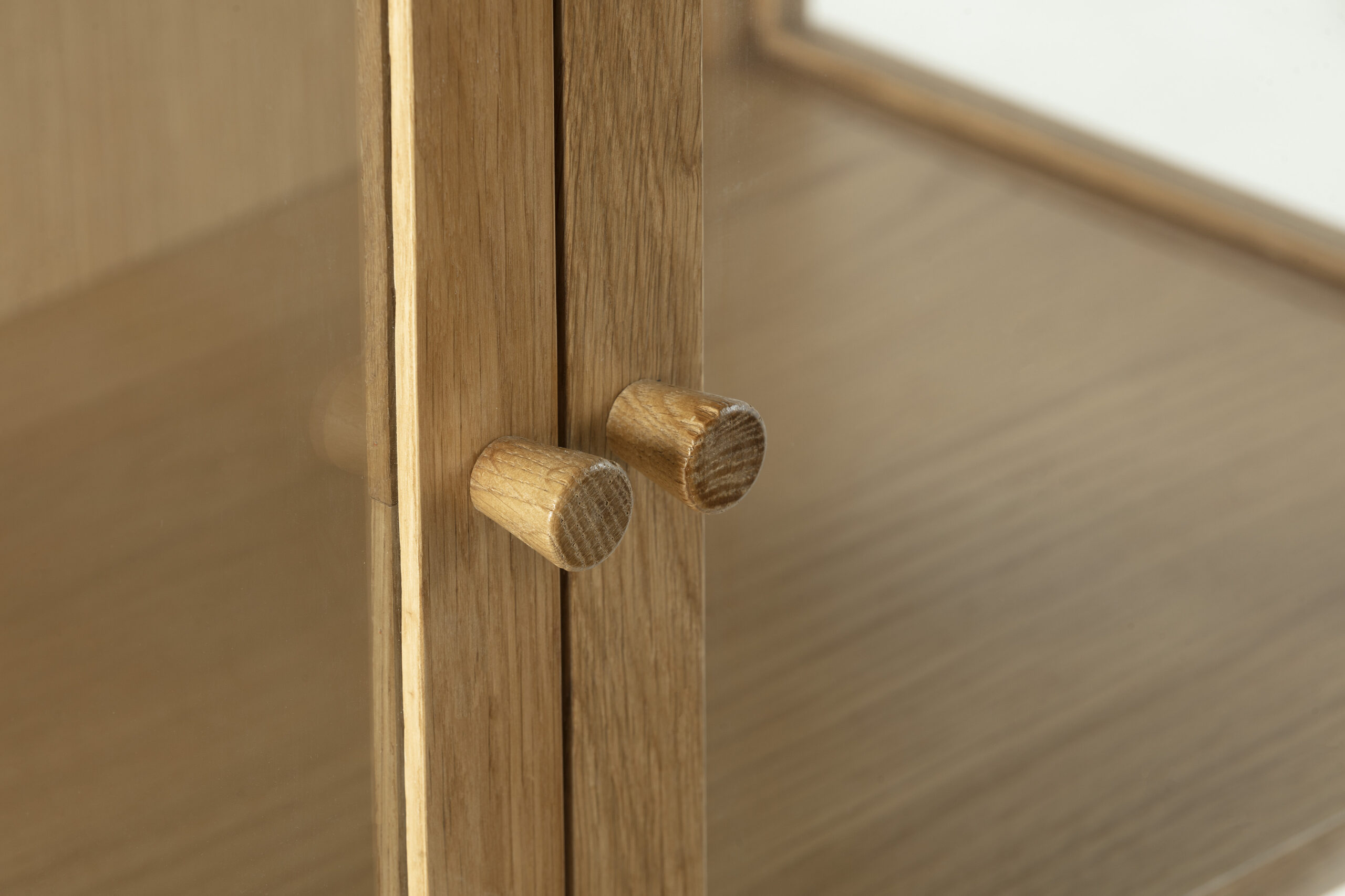 APARADOR CECI 4P 180CM ROBLE PUERTA CRISTAL - Imagen 4