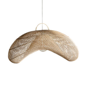 Lámpara de colgar de estilo contemporáneo fabricado en ratán en color marrón.