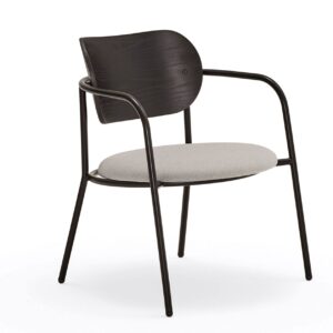 Butaca de metal con asiento acolchado