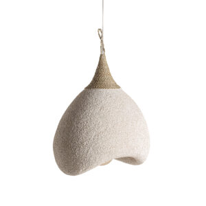 Lámpara de colgar nyland de estilo rústico fabricado en resina en color crema con acabado rugoso combinado con yute en color arena.