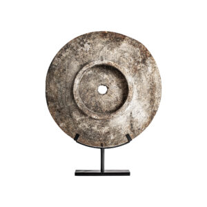 Figura decorativa de estilo étnico fabricado en madera suar en color tonos en marrón combinado con hierro en color negro. Producto desmontable.