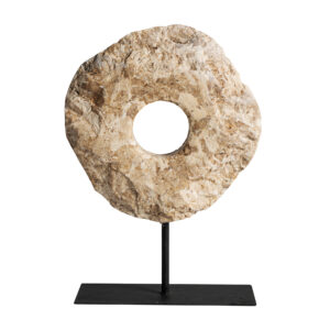 Figura decorativa de estilo nórdico fabricado en piedra en color beige combinado con hierro en color negro.