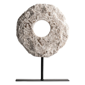Figura decorativa de estilo nórdico fabricado en piedra en color blanco roto combinado con hierro en color negro.