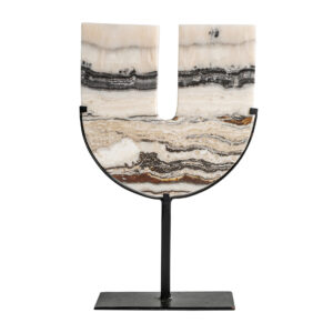 Figura decorativa de estilo nórdico fabricado en mármol en color tonos neutros combinado con hierro en color negro. Producto desmontable.