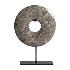 Figura decorativa de estilo nórdico fabricado en mármol en color gris combinado con hierro en color negro. Producto desmontable.