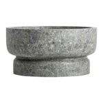 Centro de mesa Basu de estilo contemporáneo fabricado en mármol en color gris con acabado rugoso.