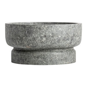 Centro de mesa Basu de estilo contemporáneo fabricado en mármol en color gris con acabado rugoso.