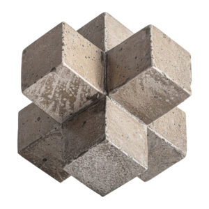 Figura decorativa Kubo de estilo contemporáneo fabricado en cemento en color beige con acabado tallado combinado con arena.