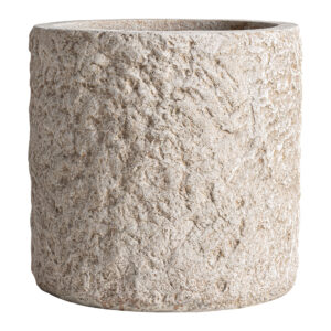 Macetero Brod de estilo contemporáneo fabricado en cemento en color blanco roto combinado con fibra de vidrio.