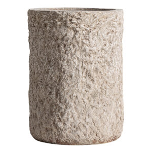 Macetero Brod de estilo contemporáneo fabricado en cemento en color blanco roto combinado con fibra de vidrio.