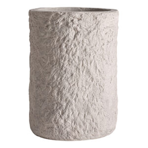Macetero Brod de estilo contemporáneo fabricado en cemento en color blanco roto combinado con fibra de vidrio.