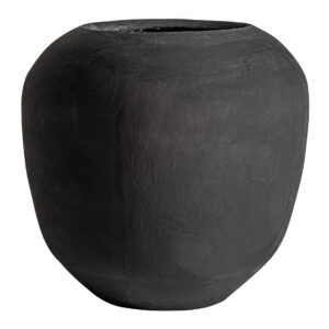 Macetero Gloria de estilo contemporáneo fabricado en cemento en color negro combinado con fibra de vidrio.