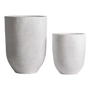 Macetero j 2 de estilo contemporáneo fabricado en terracota en color blanco roto. Producto apilable.