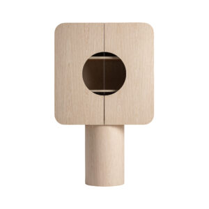 Armario Kharj de estilo art deco fabricado en madera roble en color beige combinado con cristal en color transparente. Producto desmontable.