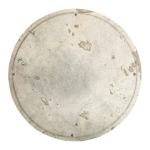 Aplique Moon de estilo contemporáneo fabricado en piedra en color tonos neutros combinado con hierro en color negro.